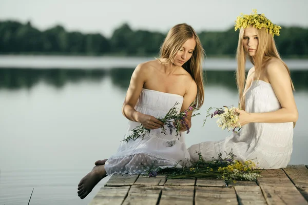 Dvě krásné dívky na pobřeží na molu — Stock fotografie