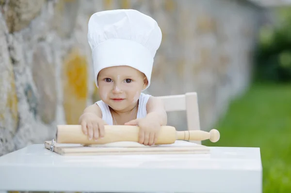 Menino com chapéu de chef cozinhar — Fotografia de Stock