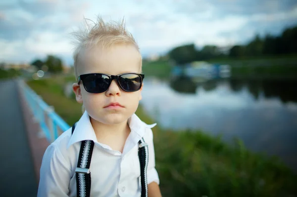 Liten herre med solglasögon utomhus — Stockfoto