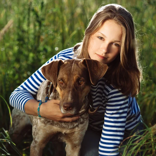 Belle fille avec chien — Photo