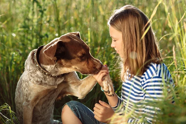 Mooi meisje met hond — Stockfoto