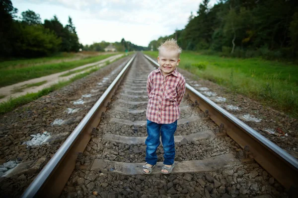 Chlapec hrát na železnici — Stock fotografie
