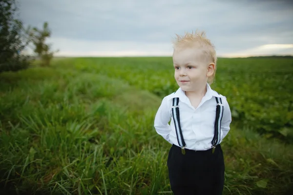 Маленький хлопчик в зеленому полі — стокове фото