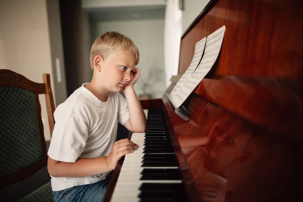 Boy plays piano at home — Stock Photo, Image