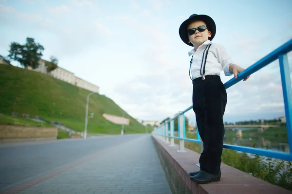 Pequeno cavalheiro com óculos de sol ao ar livre — Fotografia de Stock