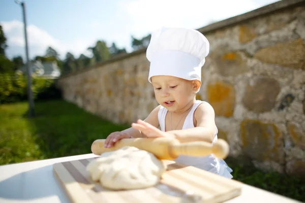 Menino com chapéu de chef cozinhar — Fotografia de Stock