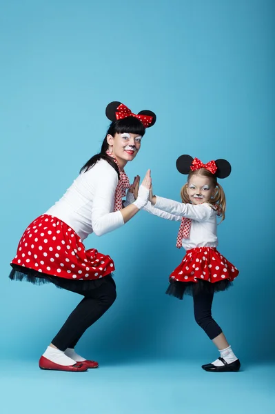 Meninas bonitas com máscaras do mouse — Fotografia de Stock