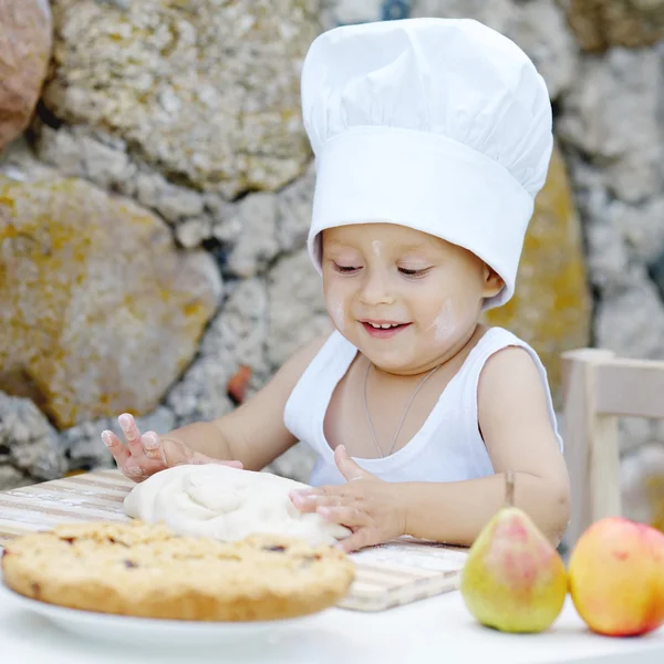 Niño pequeño con chef sombrero de cocina —  Fotos de Stock