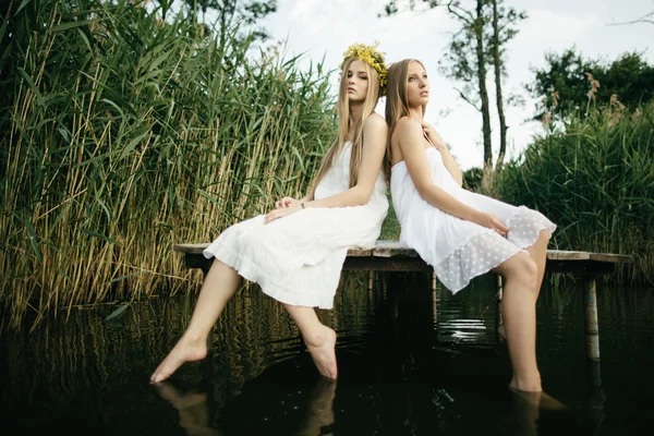 Due belle ragazze sulla costa al molo — Foto Stock