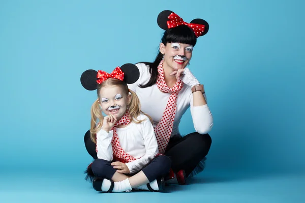 Krásné dívky s maskami myši — Stock fotografie