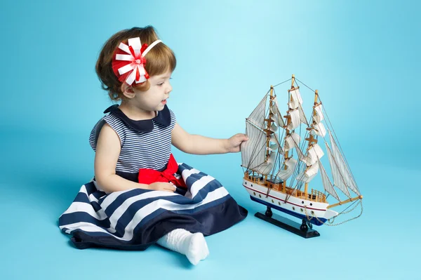 Fille dans un vêtements de mer avec bateau modèle — Photo