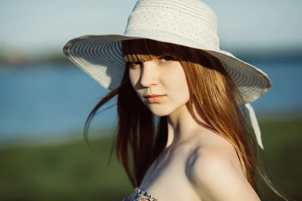 Giovane ragazza con i capelli lunghi ritratto — Foto Stock