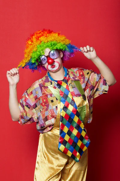 Grappige clown met bril op rood — Stockfoto