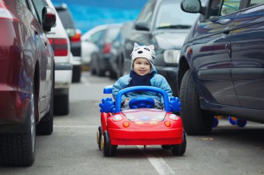 sevimli küçük çocuğa Park