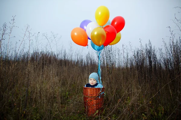 Bambino vuole volare su palloncini — Foto Stock