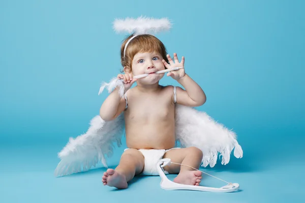Маленький ангел на синем фоне — стоковое фото