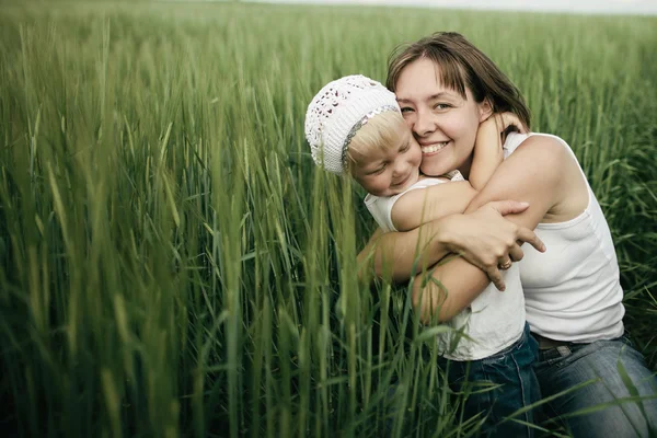 Мати з дочкою на весняному полі — стокове фото