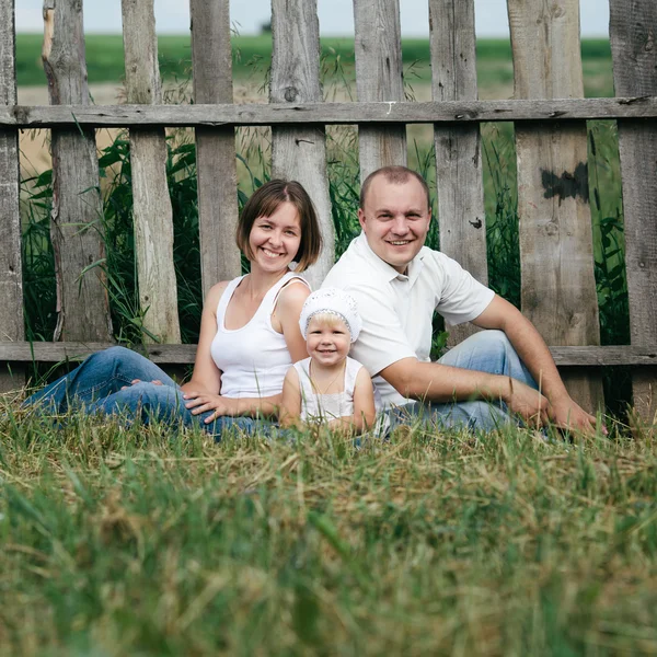 Mãe feliz e pai com criança — Fotografia de Stock