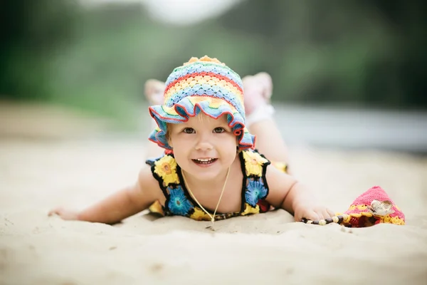 Petite fille avec robe colorée lumineuse — Photo