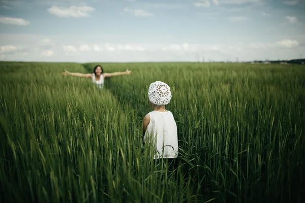 Madre conociendo a su hija en primavera campo verde — Foto de Stock