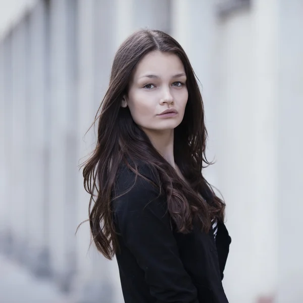 Mooi ernstige meisje portret — Stockfoto