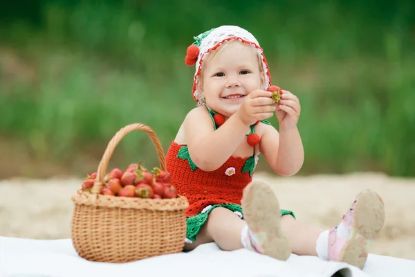 Κοριτσάκι με καλάθι γεμάτο φράουλες — Φωτογραφία Αρχείου