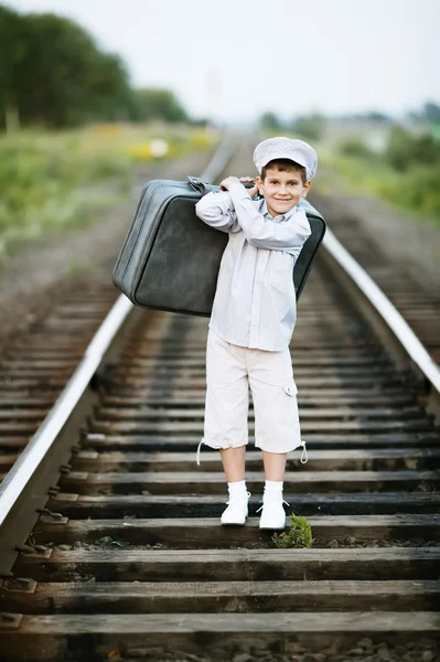 Pojke med resväska på järnvägen — Stockfoto