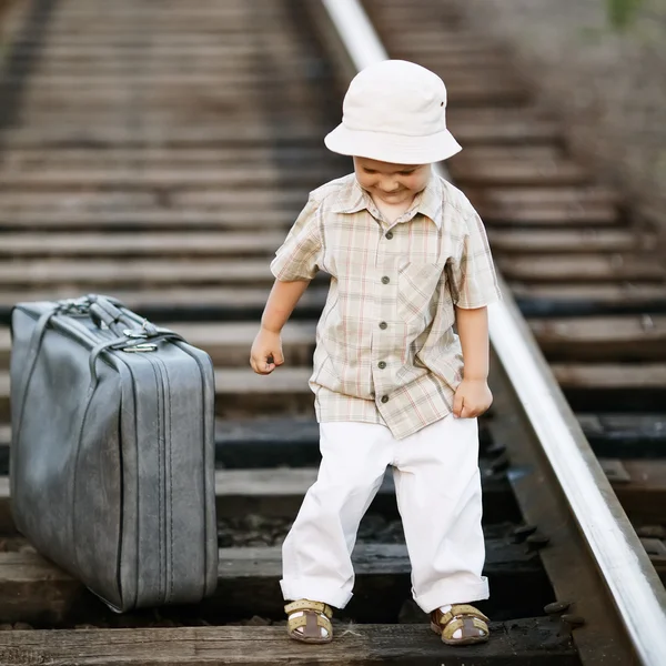 Menino com mala na estrada de ferro — Fotografia de Stock