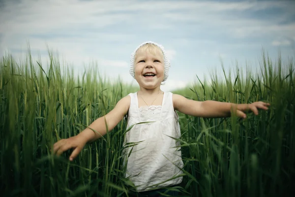 Liten flicka i högt gräs — Stockfoto