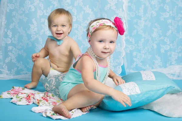 Menino e menina felizes no amor — Fotografia de Stock