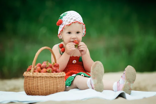 Little girl with basket full of strawberries — Stock Photo, Image