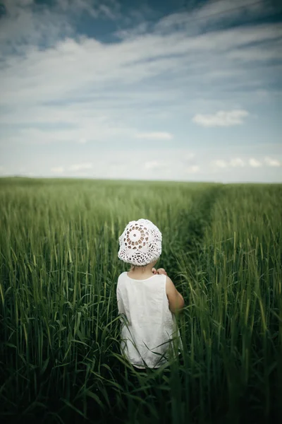 Menina na grama alta — Fotografia de Stock