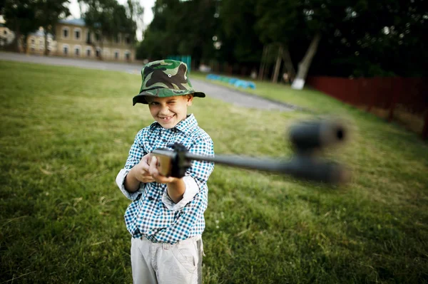 Kleine jongen met airgun buitenshuis — Stockfoto