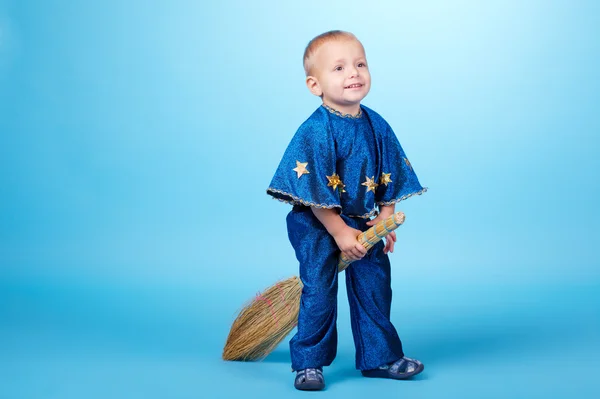 Malý chlapec, létání na koštěti — Stock fotografie