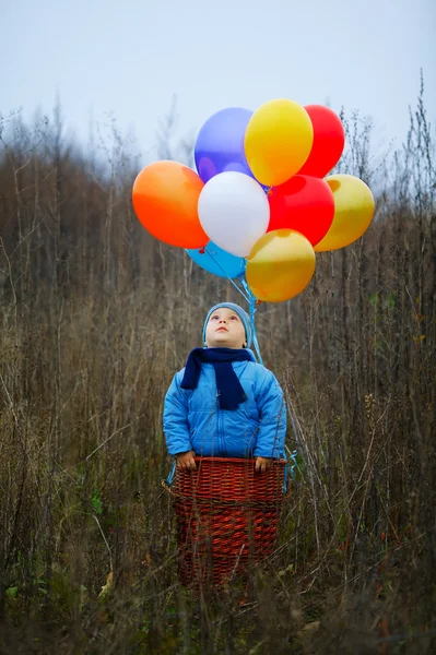 Маленький мальчик хочет летать на воздушных шарах — стоковое фото