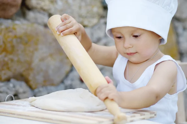 Kleine jongen met chef-kok hoed koken — Stockfoto