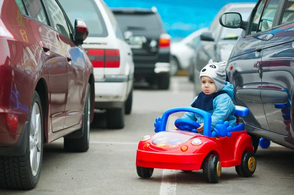 Schattige kleine jongen op parking — Stockfoto