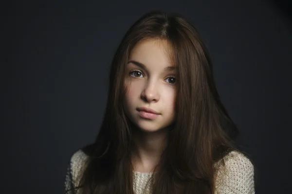 Jovem bela menina estúdio retrato — Fotografia de Stock