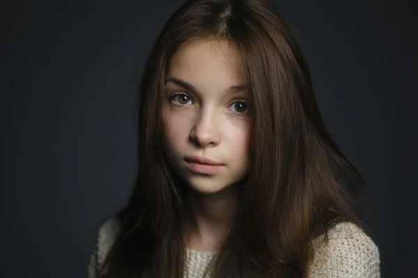 Jeune belle fille studio portrait — Photo