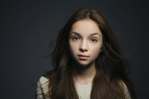 Jovem bela menina estúdio retrato — Fotografia de Stock