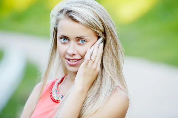 Hermosa chica hablando de teléfono móvil —  Fotos de Stock