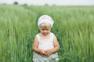 yüksek çimen, küçük kız