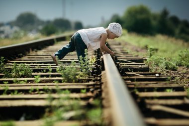 küçük kız demiryolu üzerinde çalış