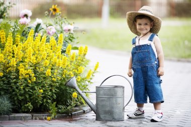 sulama olabilir yaz Park olan küçük çocuk