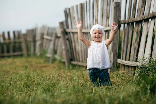 Little girl and wooden fence — Stock Photo, Image