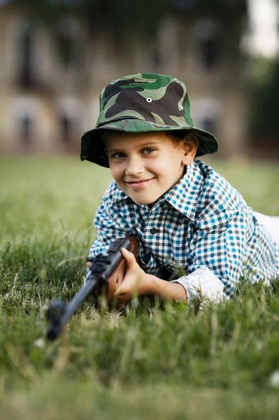 Kleiner Junge mit Luftgewehr im Freien — Stockfoto