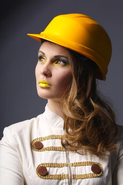 Belle fille avec un portrait de casque jaune — Photo