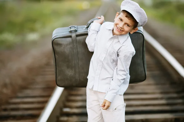 Jongen met koffer op spoorweg — Stockfoto