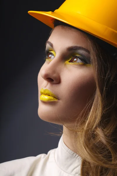 Bella ragazza con casco giallo ritratto — Foto Stock