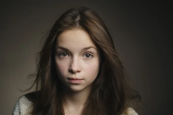 Jovem bela menina estúdio retrato — Fotografia de Stock